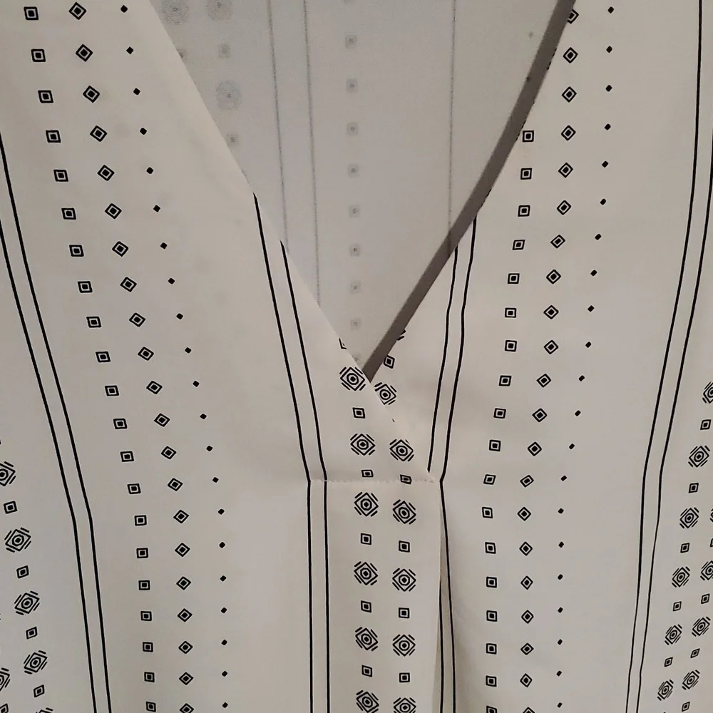 NWOT Ann Taylor White and Black Patterned V Neck Blouse - Picture 3 of 6
